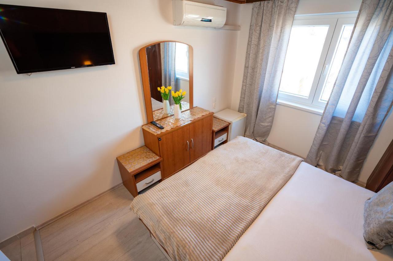 Rooms Magnolia With Pool Novalja Bagian luar foto