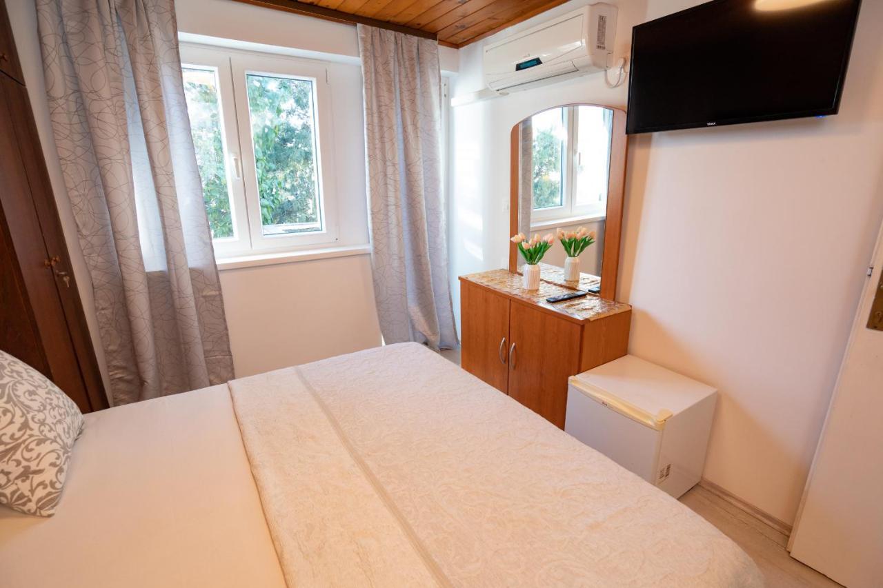 Rooms Magnolia With Pool Novalja Bagian luar foto