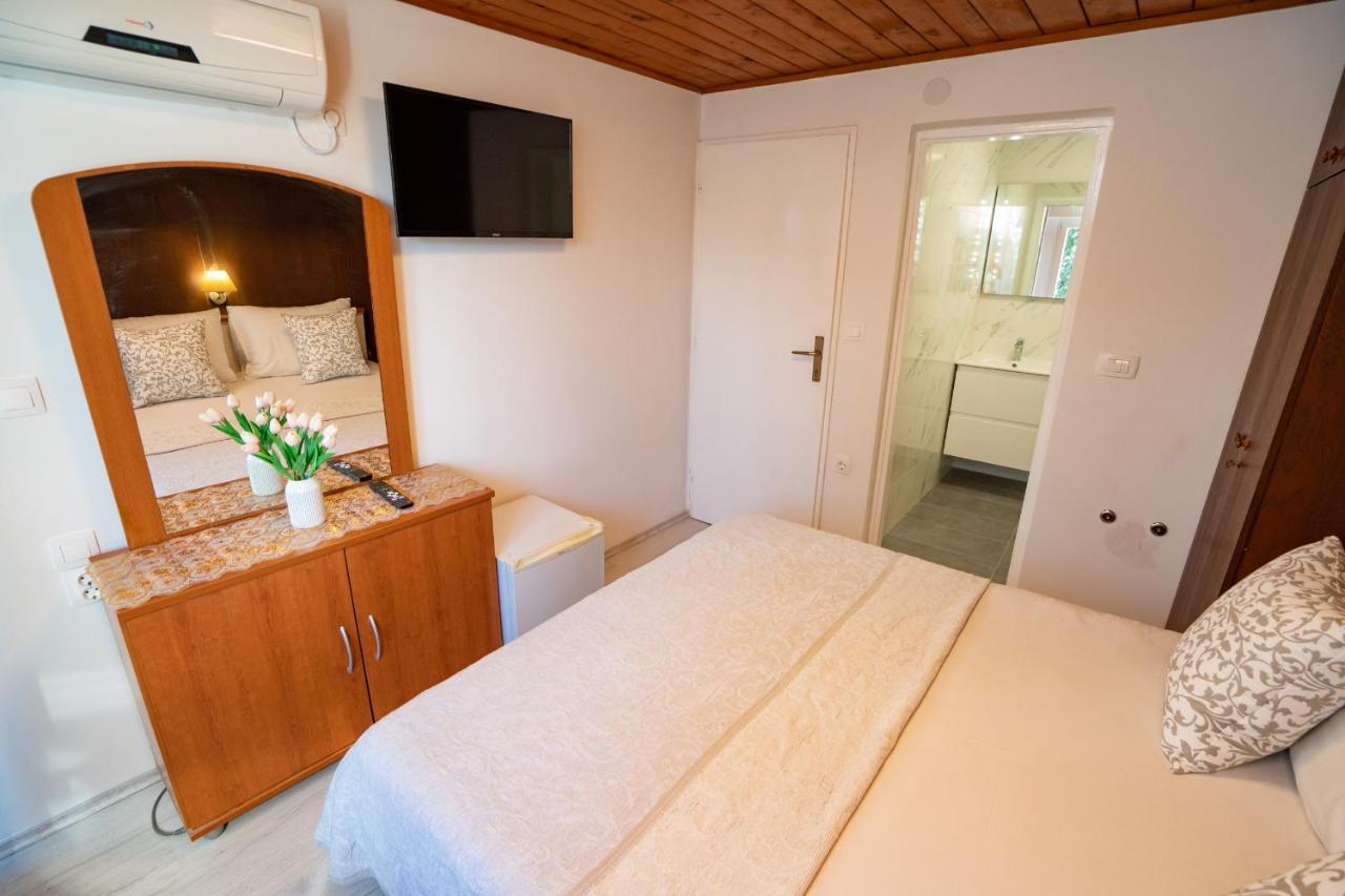 Rooms Magnolia With Pool Novalja Bagian luar foto