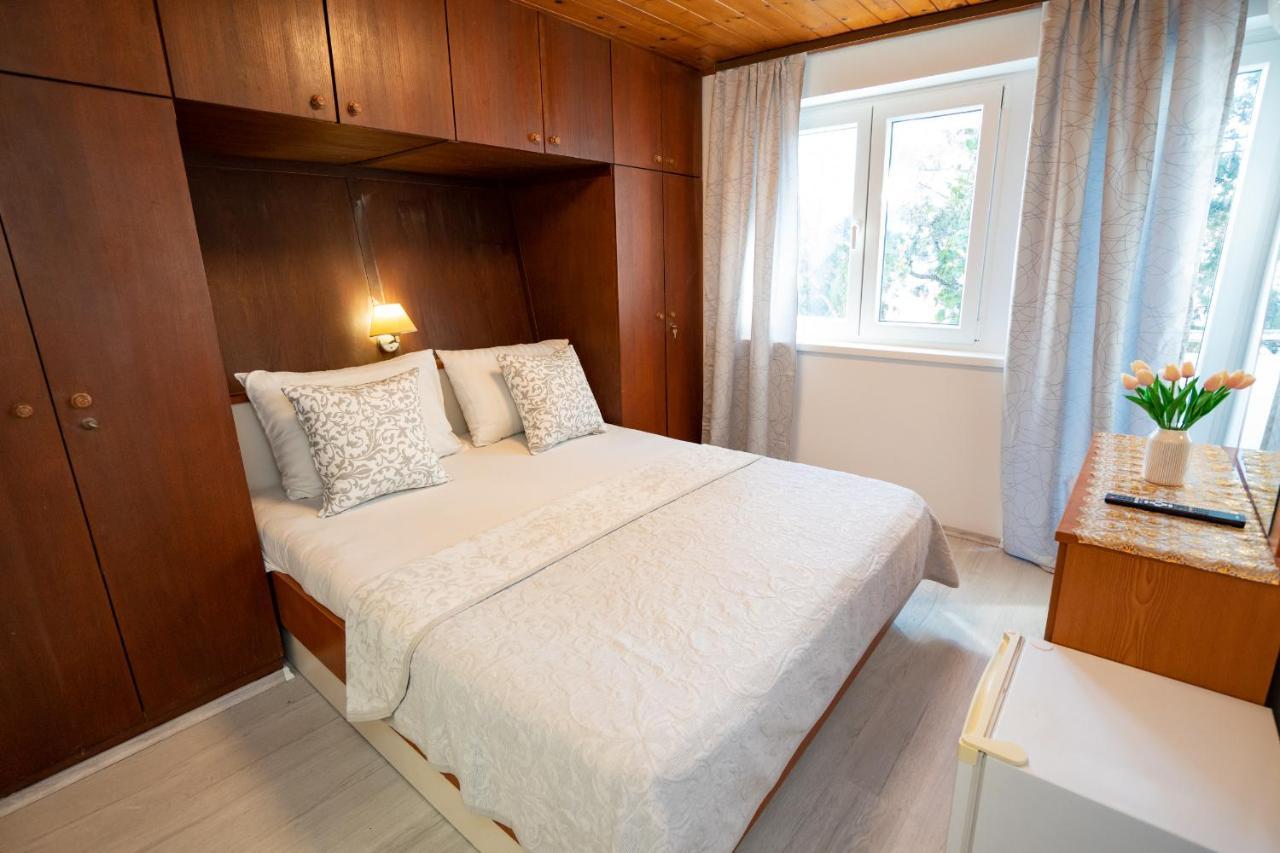 Rooms Magnolia With Pool Novalja Bagian luar foto