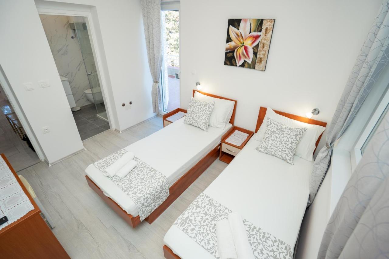Rooms Magnolia With Pool Novalja Bagian luar foto
