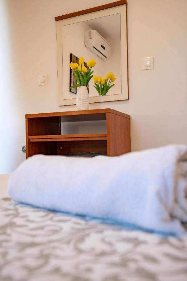 Rooms Magnolia With Pool Novalja Bagian luar foto