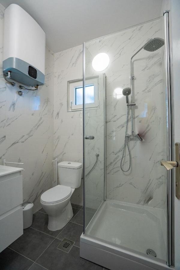 Rooms Magnolia With Pool Novalja Bagian luar foto