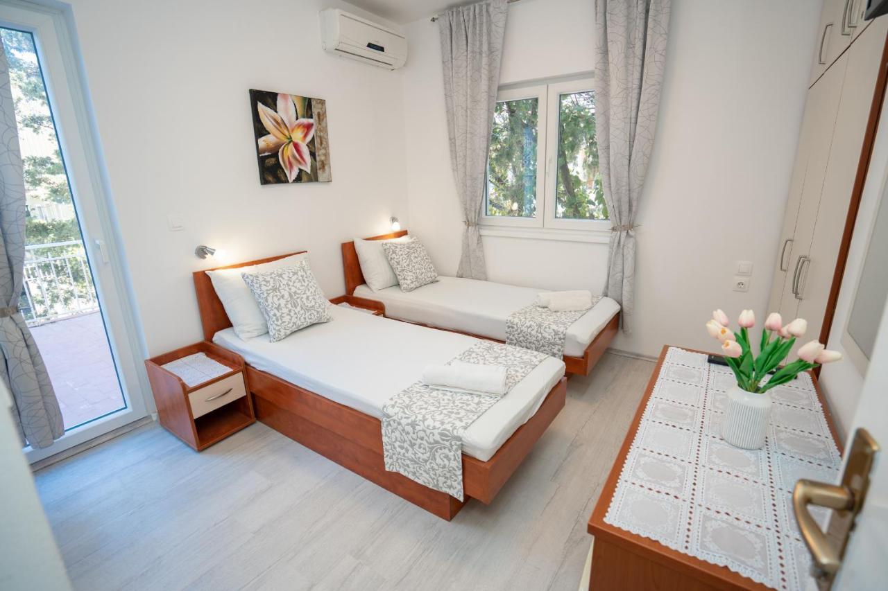 Rooms Magnolia With Pool Novalja Bagian luar foto