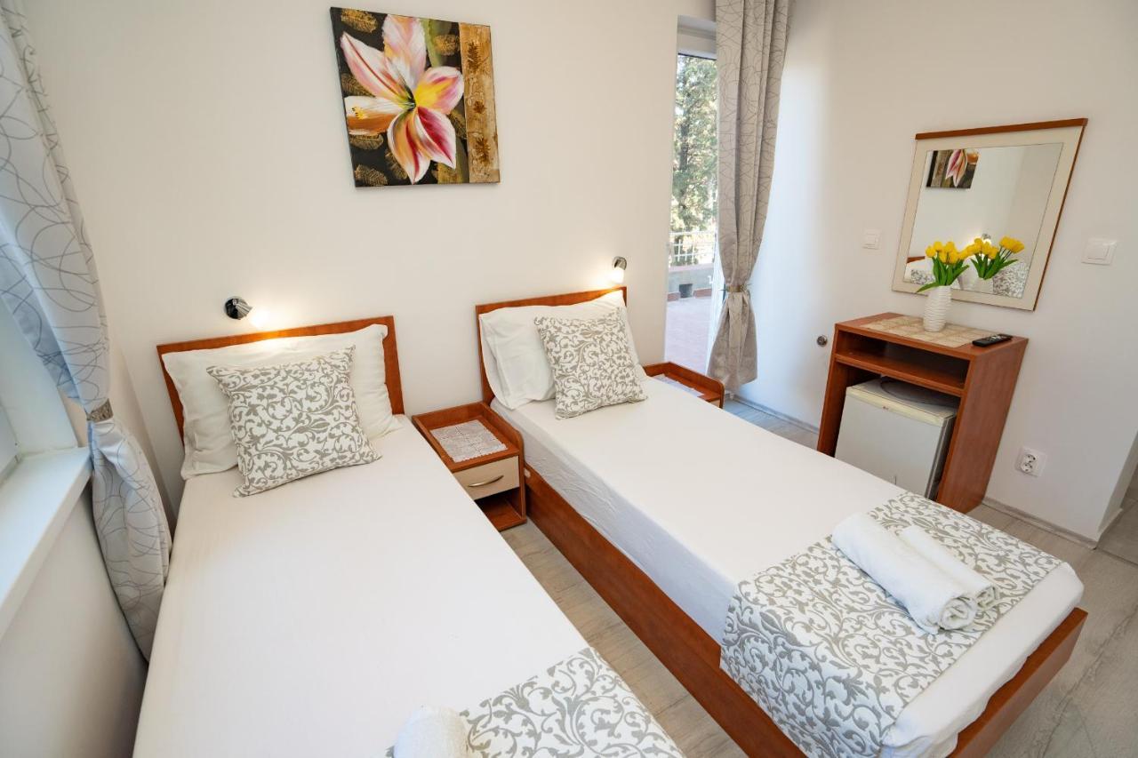 Rooms Magnolia With Pool Novalja Bagian luar foto