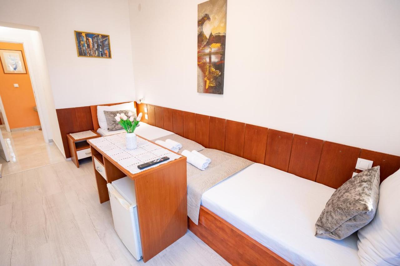 Rooms Magnolia With Pool Novalja Bagian luar foto