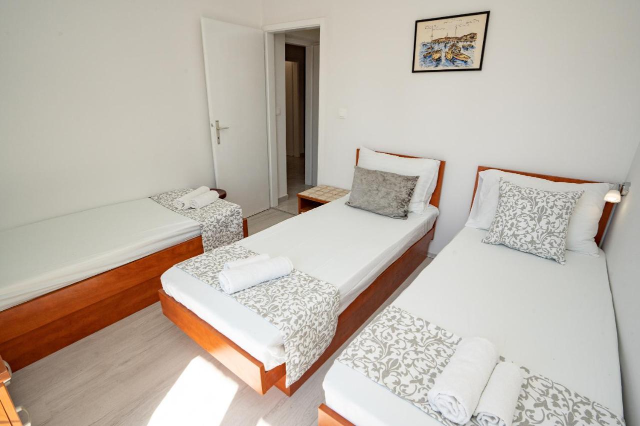 Rooms Magnolia With Pool Novalja Bagian luar foto
