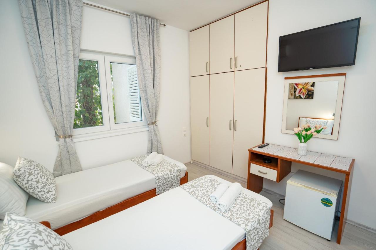 Rooms Magnolia With Pool Novalja Bagian luar foto