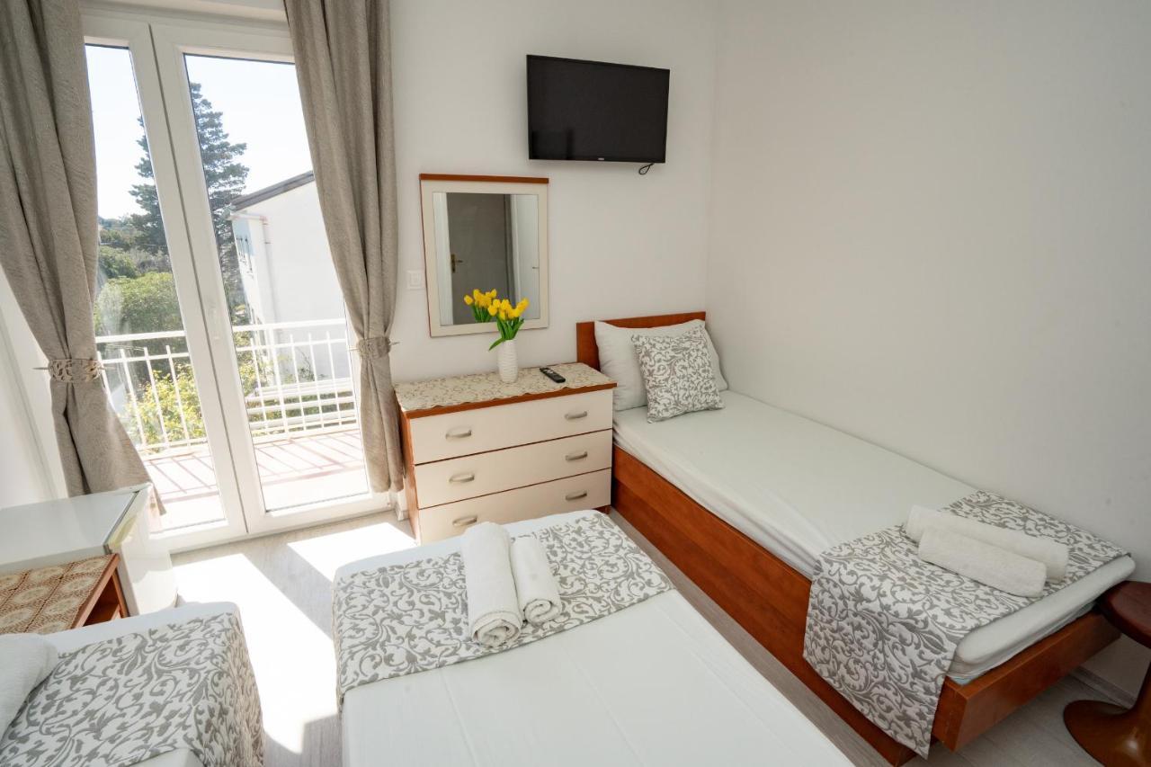Rooms Magnolia With Pool Novalja Bagian luar foto