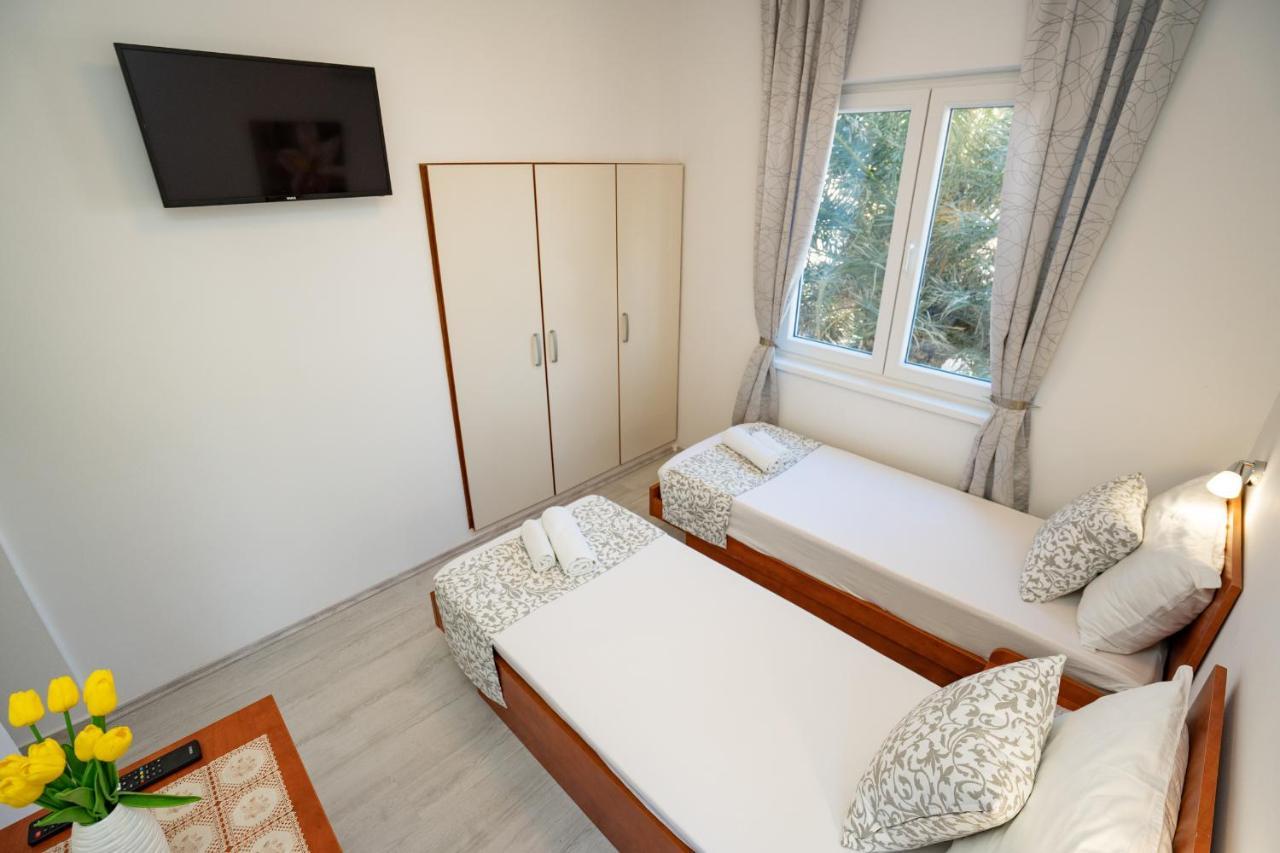 Rooms Magnolia With Pool Novalja Bagian luar foto