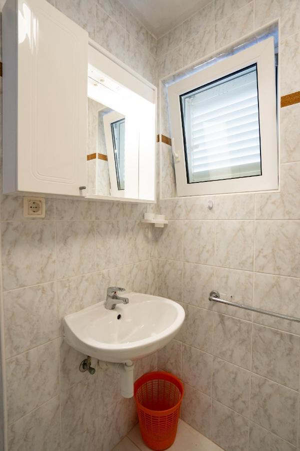 Rooms Magnolia With Pool Novalja Bagian luar foto