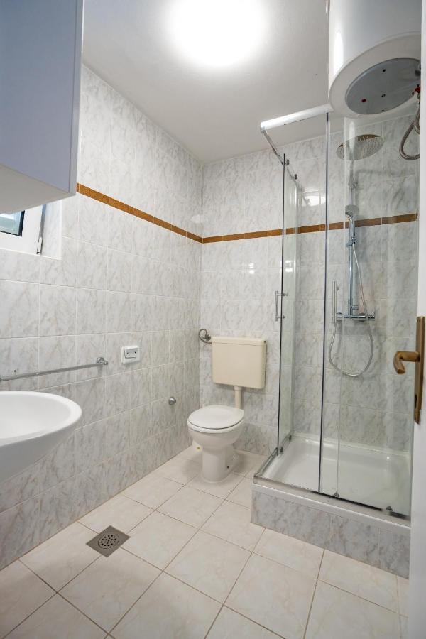 Rooms Magnolia With Pool Novalja Bagian luar foto