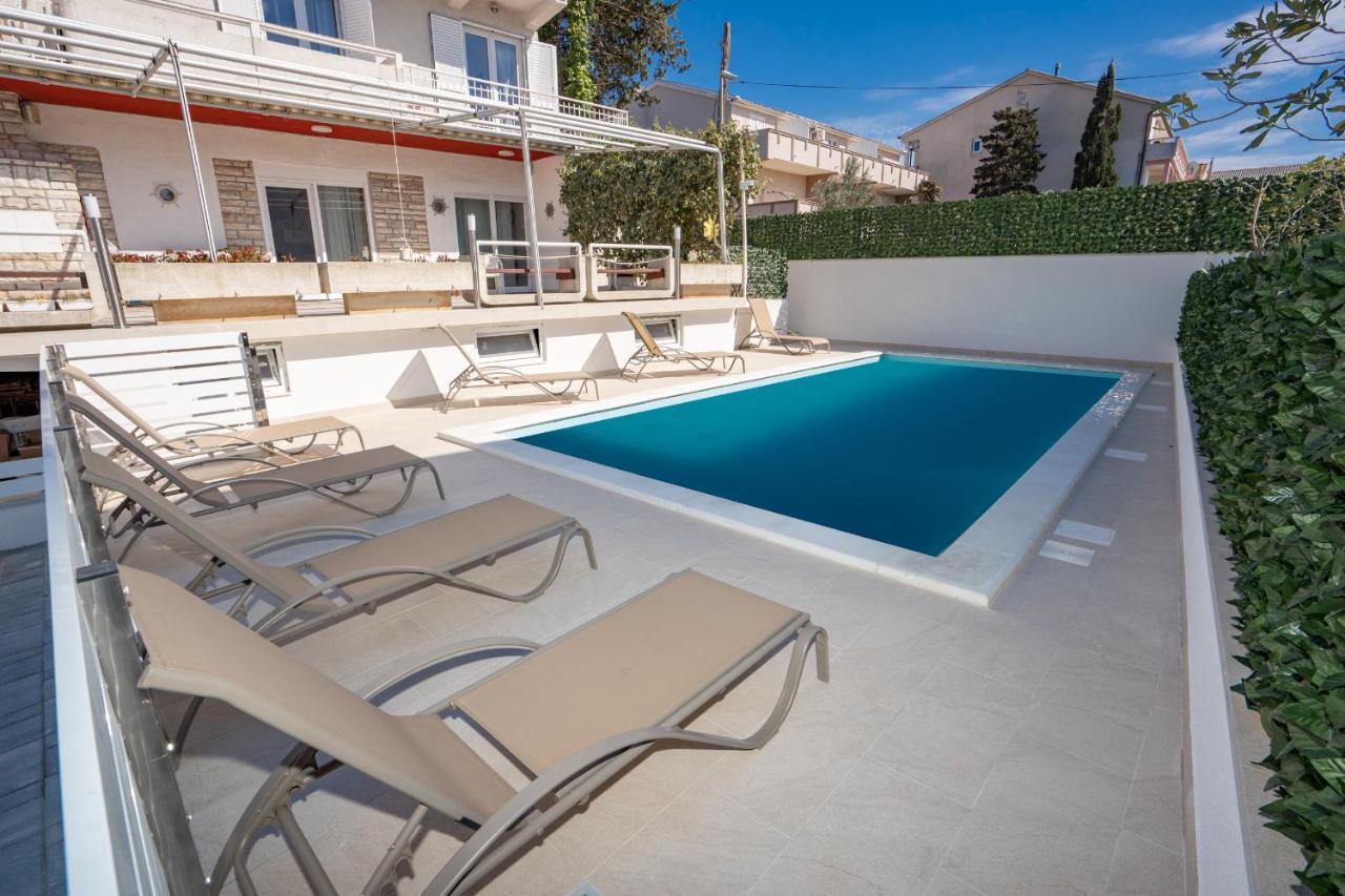 Rooms Magnolia With Pool Novalja Bagian luar foto