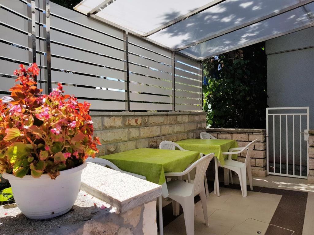 Rooms Magnolia With Pool Novalja Bagian luar foto