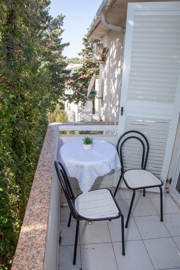 Rooms Magnolia With Pool Novalja Bagian luar foto