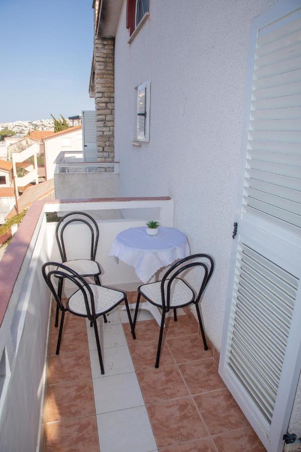 Rooms Magnolia With Pool Novalja Bagian luar foto
